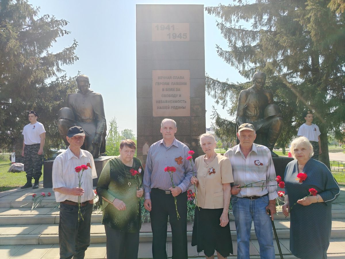 Возложение цветов к памятнику